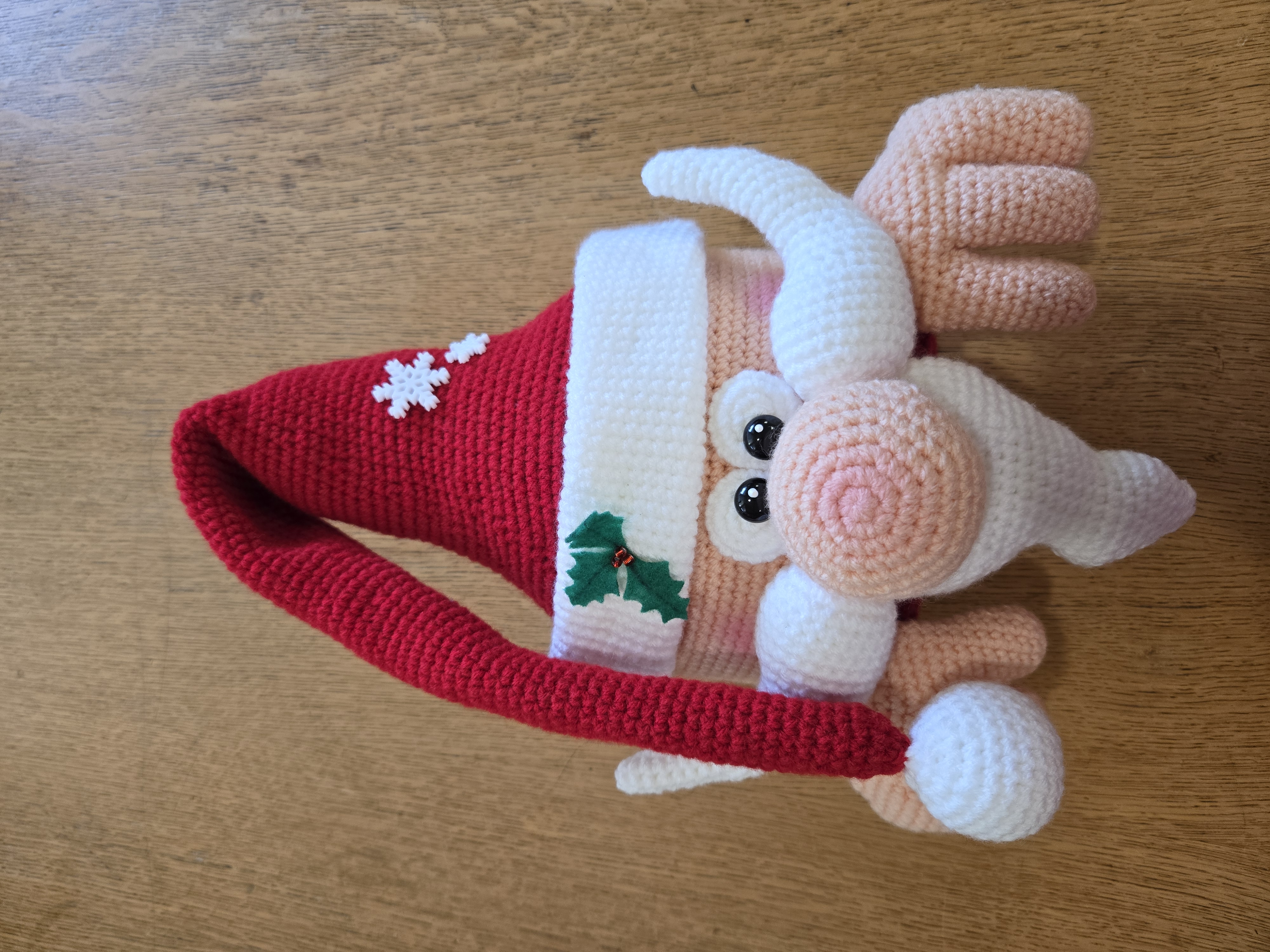 Crochet Santa face with hat and hands.